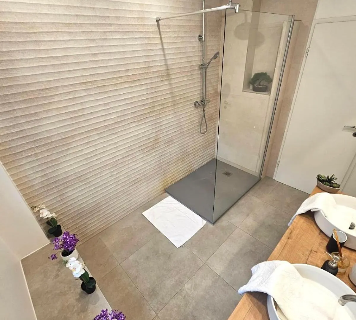 Luxembourg Living Stylish 2Br And Free Parking 아파트
